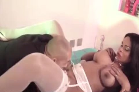 Büstenreiche Ladyboy knallt Lad