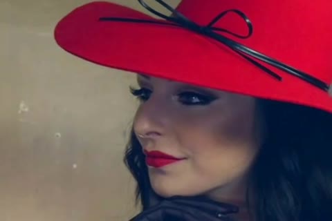 Señora en rojo arada un chico