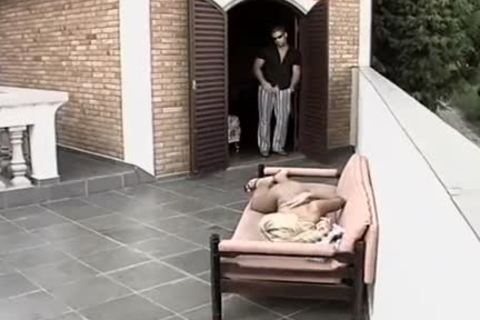 Joven rubia melisa merlin con grandes tetas le gusta comer mantequilla de cacahuete en el patío.