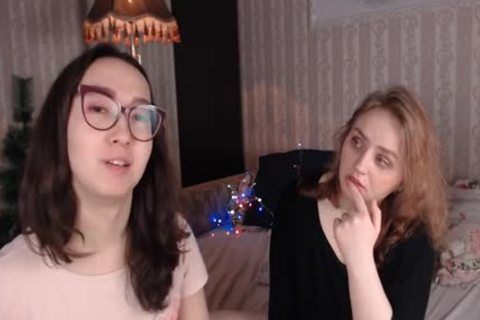 Hübsch, der einen Kuss gibt Brünnette Haare Transsexuelle und Rothaarige Babe