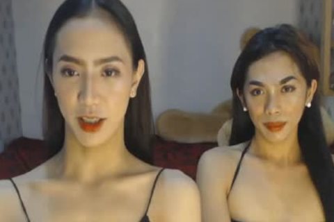 Asiatische dünne Transen Doppelpenis Oralsex