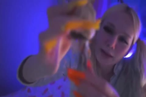 Sissy-Blonde-Wimpern Gesichtsfick