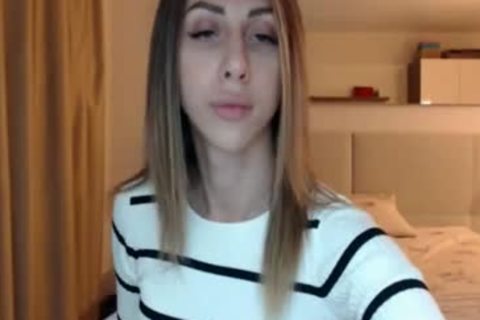 tgirl de pene enorme se masturba
