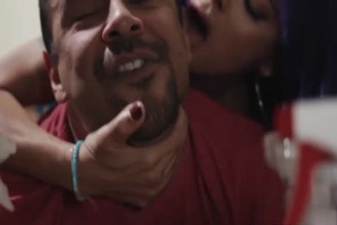 Aufgeregter Ladyboy pflügt den Arsch ihres Röhrchen-Typen