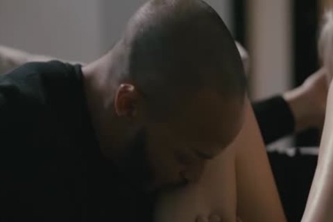 chico negro siembra el culo de la trans babe tetona aubrey kate en su camasita