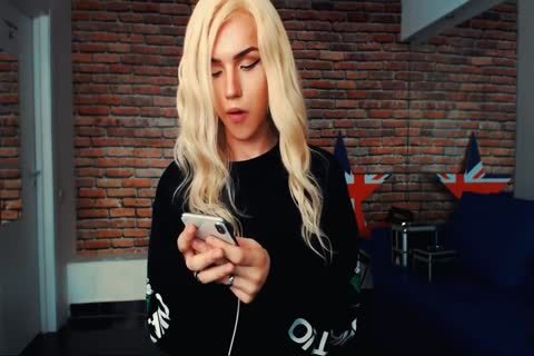 Maria spielt mit Sperma