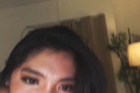 Ladyboy filipino se desnuda y burla en la cámara