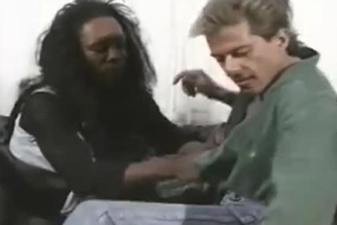 Black lady con un pene enorme golpea a su compañero blanco
