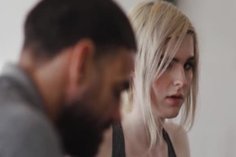 Leckere Blondine wird von ihrem Stiefvater gefickt