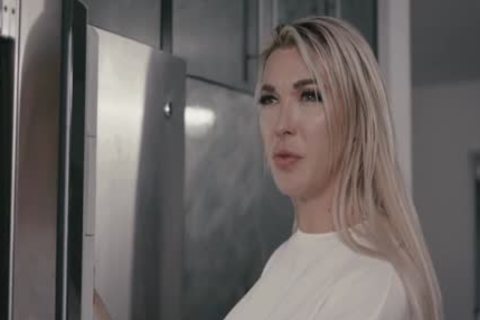 Transexualmente, la pareja de Aubreys se folla a su compañero en el coche.