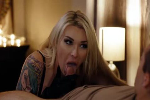 Büstenblonde Transsexuelle Dante Colle Arsch von Dante Colle gebohrt