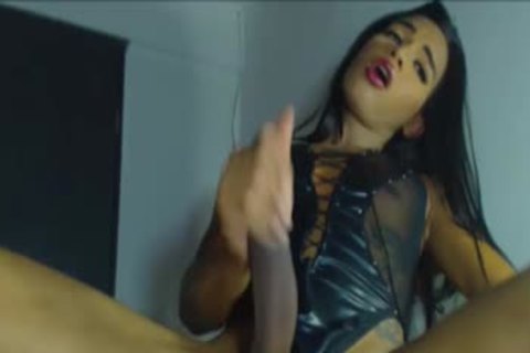 Ladyboy adolescente de edad legal se masturba