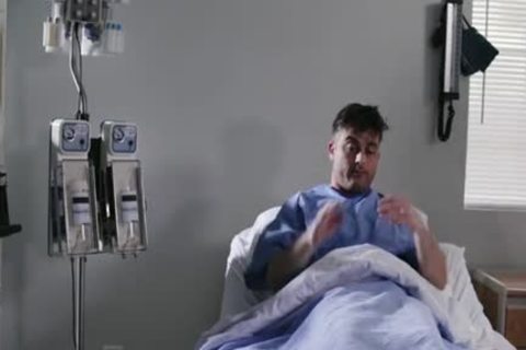 Paciente lascivo analiza a su enfermera transexual