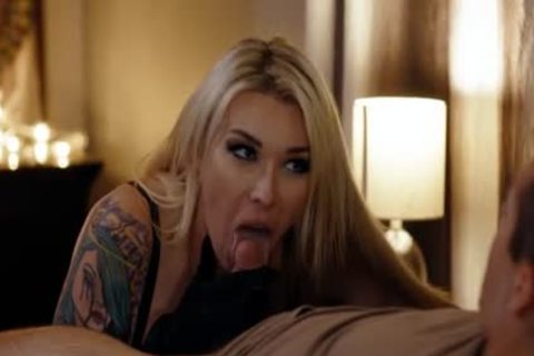 Brüstige blonde Transsexuelle Dante Colle wird von Dante Colle hart gefickt