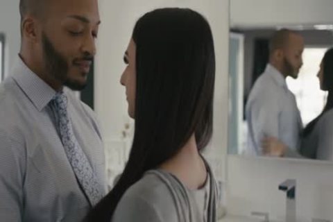La chica trans sucia Khloe Kay se masturba con la enorme polla de un tipo