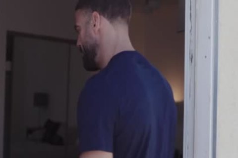 travessexual tetona seduce ao amigo do namorado para foder o rabo