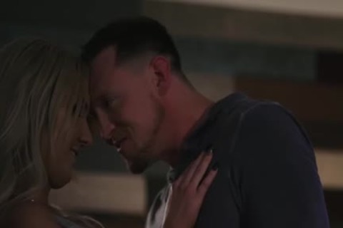 Blondes Mädchen mit dem Namen Kayleigh Coxx in einem rasanten Arschfick
