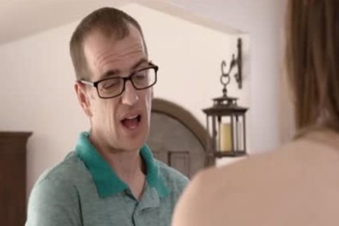 TS Korra genießt es, Männern einen Blowjob zu geben
