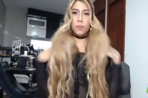 dama hombre dama man recibe corrida después de golpear