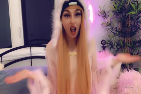 pequeños botes de leche Ladyboy Britney Colucci en solitario