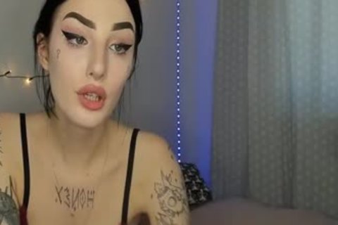 Tatuajes completos transgénero alemán muestra un cuerpo jugoso