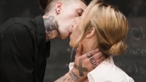 La belle transgenre Casey baise et suce une bite.