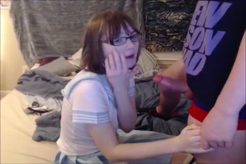 tranny chupando la polla de su pareja y ese tipo se corre en ella