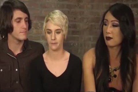 tres con una mujer transgénero oriental