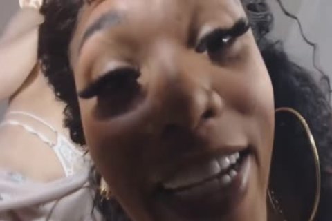 Kinky-Lady mit wildem Aufregung masturbiert