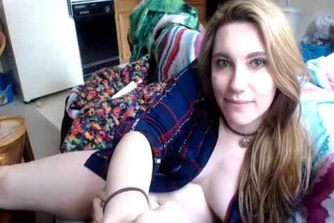 ella se desnuda bajo su cámara y masturba
