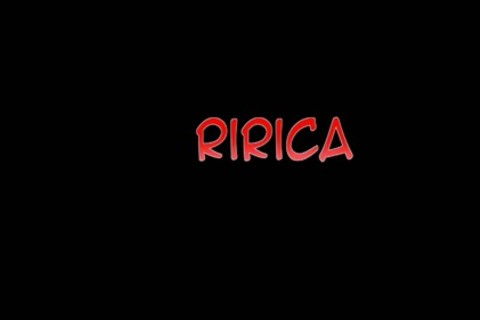 Tranny de piernas largas se desnuda y masturba
