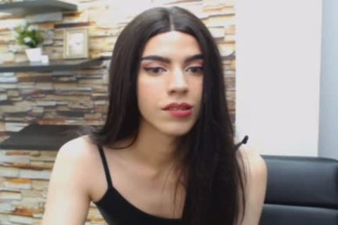 Morena seductora con pelo de transexual dura y erguida polla