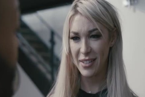 transexual con grandes pechos seduce a su vecina oscura para meterle la polla en el culo sabroso