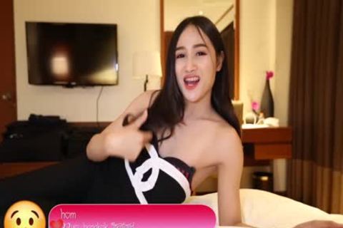 Hola Ladyboy tetas grandes tailandesa jugadora golpea amante extranjero