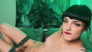 TransAngels: Solo girl Queen Addie fingering