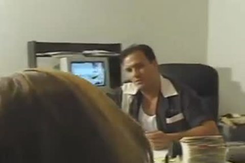puta t babe golpeada en la oficina