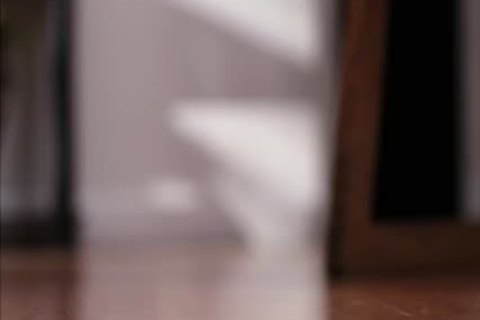 Tbabe lujurioso, la cabeza de Lenna se inclina y le permite a Chap golpear su culo < / es >