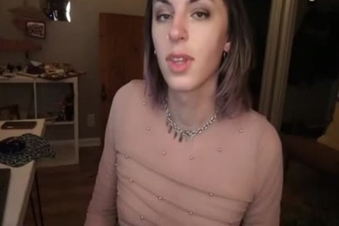 Charmantes Gesicht Shemale mit kleinem Wichser neckt vor der Webcam