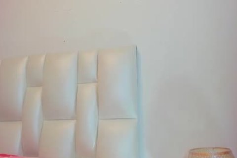 Chica Latina de enorme pecho super fino, chico transgénero Karol Sweetdoll en cámara.