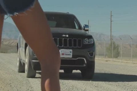 ragazza latina scaricata e abbandonata perfora il conducente che la salva.