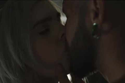 amigo mira a ts ella mientras envuelve su pene