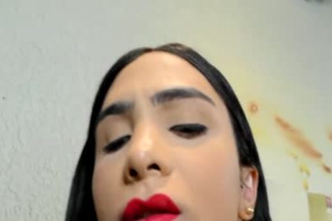 TS Yasmin Dornelles ahoga su monstruo mientras toma un juguete sexual por el culo