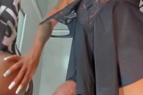 Pene monstruoso de Ladyman en el coito anal En la cámara