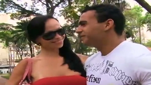 Engullendo pene en una belleza