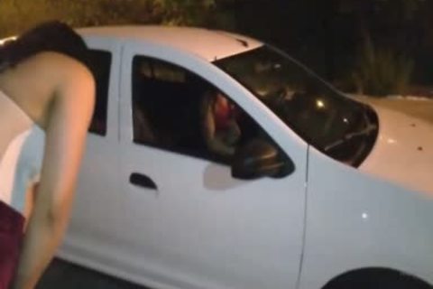 Un jovencito a pelo clava un travesti