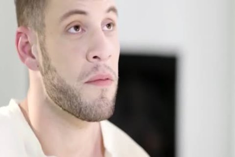 El camarógrafo lascivo no esperaba golpearla en el culo a la tetona Chanel Santini