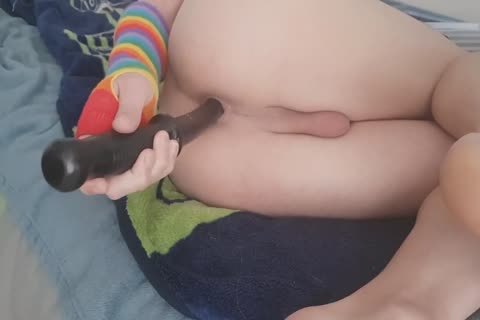 Sehr leckerer Femboy benutzt falschen Penis und kommt