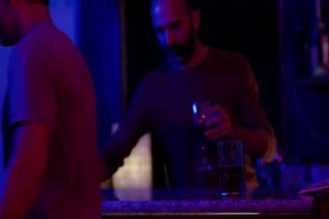 Ladyboy tetona con culo grande follada por un macho de gran pene