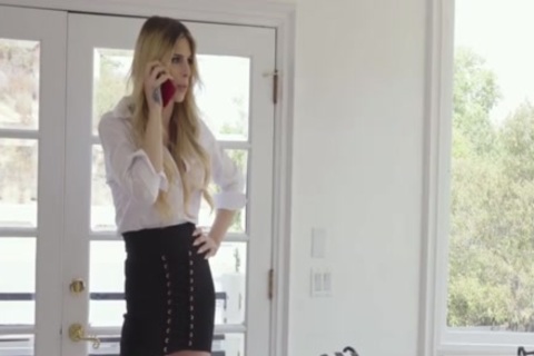 A TBabe Casey le encanta recibir sexo Anal de la gran polla de su novio