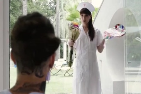 TS Natalie visita a su novio para golpearlo